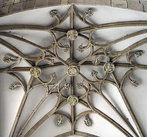 Untergehängtes Ziergewölbe in der Alyschläger-Kapelle