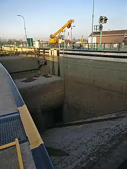 Blick auf das obere Tor während Wartungsarbeiten, der Zulauf vom Kanal aus ist erkennbar.