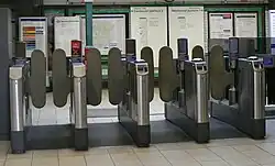 Ticketbarrieren in der Station West Kensington, die gelben Leser sind für die Oyster&nbsp;Card.