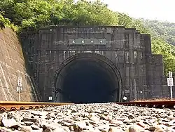 Westportal des Zentraltunnels (中央隧道) der Eisenbahn