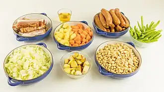 Hauptzutaten: Speck, grüne und weiße Bohnen, Kartoffeln, Karotten, Äpfel und Birnen, Zwiebeln, Mettenden und Apfelessig