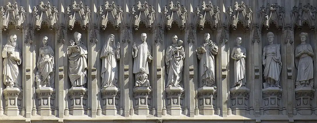 Märtyrer des 20. Jahrhunderts an der Westminster Abbey (Westwand; v.&nbsp;l.&nbsp;n.&nbsp;r.): Maximilian Kolbe, Manche Masemola, Janani Luwum, Großfürstin Elisabeth von Russland, Martin Luther King, Óscar Romero, Dietrich Bonhoeffer, Esther John, Lucian Tapiedi und Wang Zhiming (2015)