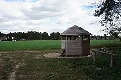 Wetterschutzhütte in Birkenhöhe mit Blick nach Osten auf einen Teil des Siedlungsbereichs