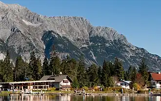 Die Wettersteinspitzen von Süden, vom Weidachsee