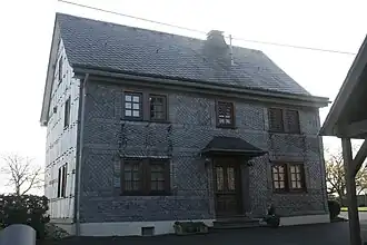 Altes Fachwerkhaus traditionell mit Schiefer verkleidet