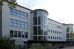 Weyersbergschule Burbach mit gläsernen Treppenhäusern, erbaut 1950–1952 von Peter Paul Seeberger, saniert 2011–13