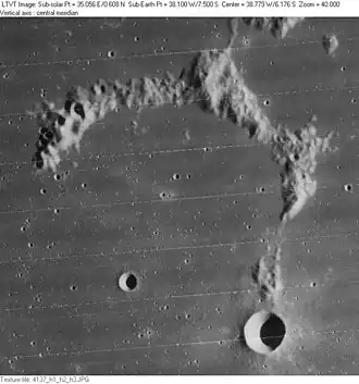 Wichmann (rechts unten). Die große, bogenförmige Struktur ist der nördliche Wall von Wichmann R. Der kleine Krater in der Mitte ist Wichmann B. (Aufnahme Lunar Orbiter IV)
