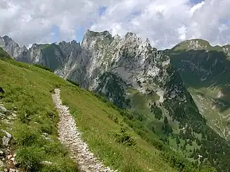 Die Gipfeltürme der Widderalpstöcke befinden sich rechts der Bildmitte. In der Bildmitte die rechteckige Form des Hundsteins.