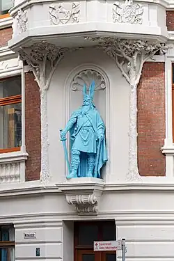 Statue an einer Hausfassade