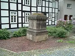 Sockel des ehemaligen Widukinddenkmals auf dem Kirchplatz
