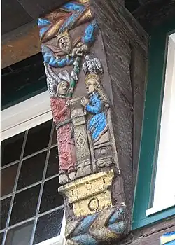 Zierknagge mit Reliefschnitzerei an der Langen Straße in Rheda-Wiedenbrück