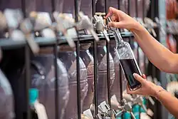 Durch das Wiederbefüllungskonzept, bei dem jede mitgebrachte Flasche aufgefüllt werden kann, werden Rohstoffe und CO2-Emissionen gespart.