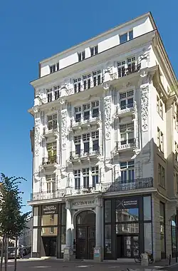 Nr. 34, Nestroy-Hof, links davon: Czerningasse, rechts: Tempelgasse