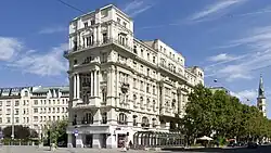 Nr. 33, Alliiertenhof; links davon: Einmündung der Weintraubengasse