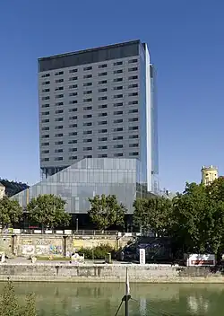 Nr. 2, Uniqa-Gebäude