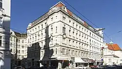 Nr. 17 (ganz links), 17A und 17B, Wohn- und Geschäftshaus (vor 17A: Lassingleithnerplatz)