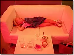 Herunterdimmen des Spiel-Lichts kann den Schlaf vorbereiten.