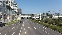 Vor der Verkehrsstation Wien Handelskai
