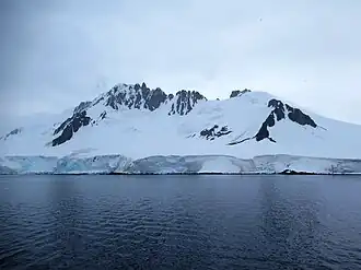 Blick von der Dorian Bay auf den Jabet Peak