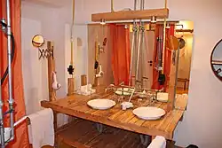 Badezimmer mit sichtbaren Leitungen