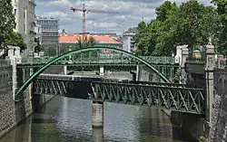 Die Zollamtsbrücke über den Wien­fluss ist ei­ne von nur drei Brü­cken der Do­nau­ka­nal­linie, da­rüb­er ver­läuft der Zoll­amts­steg