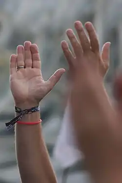 Hände mit Festivalbändchen bei Folklore 013