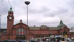 Das neobarocke Gebäude des Wiesbadener Hauptbahnhofs