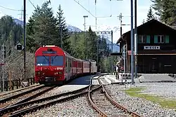 Im April 2009 verlässt en Regio mit vorausfahrender Lok die Station Wiesen in Richtung Filisur