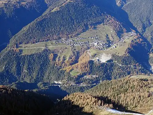 Blick nach Davos Wiesen mit dem Wiesener Viadukt.