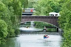 Wiesendammbrücke, im Hintergrund die U-Bahnbrücke U3