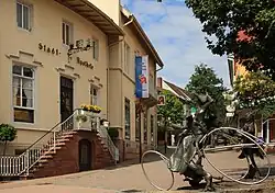 Erste Tankstelle der Welt, die Stadt-Apotheke (Wiesloch), Bertha-Benz-Denkmal im Vordergrund