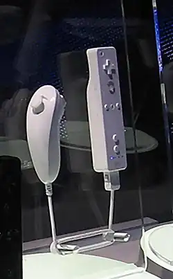 Wii: Wii-Fernbedienung (rechts) und Nunchuk (links) (2006)