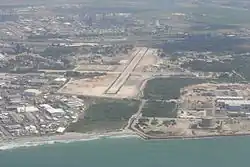 Der Flughafen Haifa 2013 vom Meer aus – noch ohne den neuen Container-Hafen davor