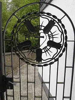 Gartentor zum Kirchgarten Goldenberg mit Luther-Rose