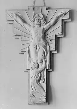 Ehrentafel der Rektoratschule Steinheim (Westfalen) für die im Ersten Weltkrieg gefallenen Schüler, 1928 l. Rohfertige Bildhauerarbeit „Der auferstandene Christus als Herr über Leben und Tod“ als kreuzförmiges Kernstück r. Fertige Gemeinschaftsarbeit des Paul Ondrusch (mittlere Skulptur), der Kunsttischlerei Anton Spilker sen. (Tischlerarbeiten) und Anton Spilker jun. (Inschriften)