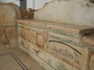 Erhaltene Seitenbemalungen mit Tier-, Pflanzen, Figuren- und Menschendarstellungen