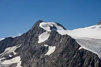 Ansicht von Norden. Links der Ostgrat von der Pfaffennieder, rechts der Westrücken mit dem Normalweg vom Pfaffensattel