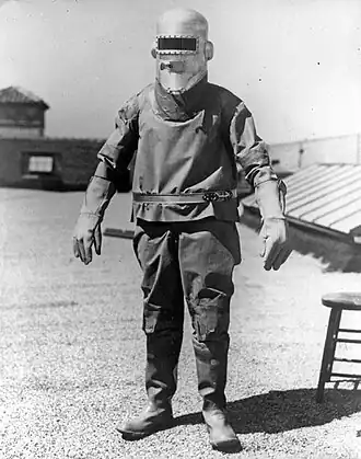 Wiley Post mit für Höhen­flüge selbstentwickeltem Druckanzug, Los Angeles (Juni 1934)[2]