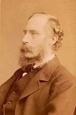 Gesicht nach links schauend ab Brustkorb von seitlich vorne in schwarz.