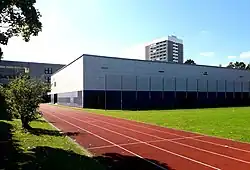 Sportplatz mit Dreifachturnhalle