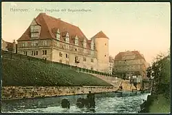 Das von 57 auf 36 Meter verkürzte Zeughaus mit drei Stockwerken und Steildach