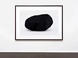 Ein Foto von Wilhelm Mundts Fotografie mit dem Titel 798-050. Sie zeigt den Trashstone 798 als schwarzes Loch.