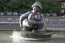 Wilhelmine badet seelenruhig dort, wo andere einkaufen: in der Wilhelmstraße.