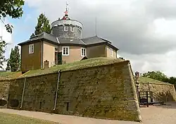 Das Festungsbauwerk, oben das Schlösschen mit Turm