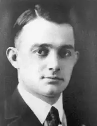 Ein schwarz-weiß-Foto eines weißen Mannes mit kurzen Haaren.