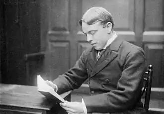 Foto: King ein Buch lesend