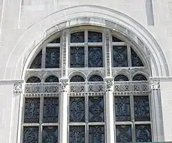 Rundbogenfenster in der zweiten Etage