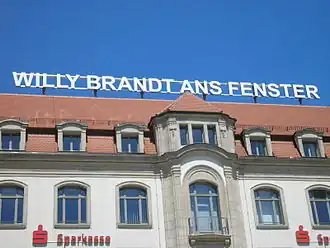 Leuchtschrift zu Willy Brandt auf dem Dach des Erfurter Hofes seit 20.&nbsp;Mai 2009