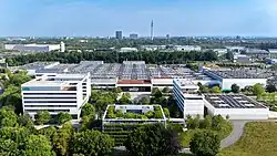 Das Foto zeigt eine schiefe Ansicht eines Gebäudes der WILO mit spiegelnder Fassade in Hof (Saale).