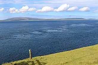 Blick von Yell nach Northmavine, links der Ronas Hill